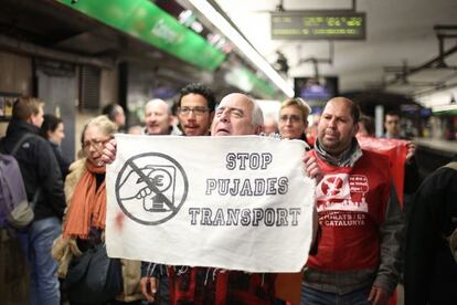 Manifestantes de Stop Subidas se dirigen al vest&iacute;bulo de la plaza de Catalunya, este mi&eacute;rcoles.