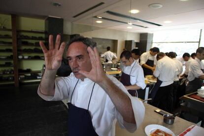 12/07/2010. Ferran Adrià durante un aperitivo en Roses (Girona), en la cocina del restaurante elBulli en Cala Montjoi.