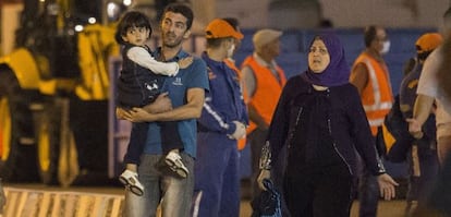 Una familia de sirios, al desembarcar este viernes en Limasol, Chipre.