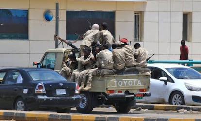 Miembras de las fuerzas de seguridad sudanesas, el jueves en Jartum. 