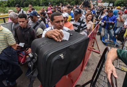 Fila de venezuelanos aguardam para entrar na Colômbia na fronteira de Cúcuta