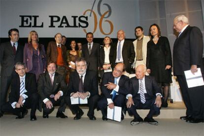 Foto de familia de los galardonados en los premios Ortega y Gasset de Periodismo 2006.