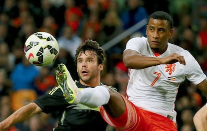 El delantero de Holanda Luciano Narsingh y el defensa de la selección española Juan Bernat.