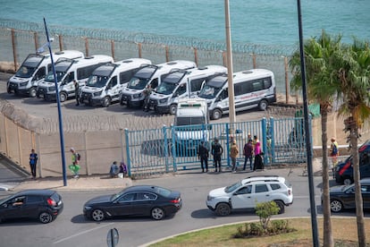 Furgones de policía marroquí en Fnideq, Marruecos, cerca de la frontera con Ceuta, este lunes.