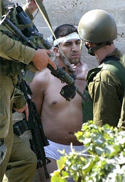 Soldados israelíes arrestan ayer a Imad al Kawasme, miembro de Hamás.