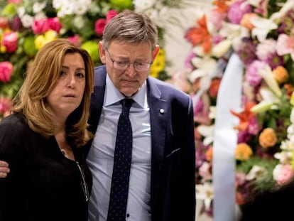 Ximo Puig abraza a Susana Díaz en la capilla ardiente de Carme Chacón, en la sede del PSOE.