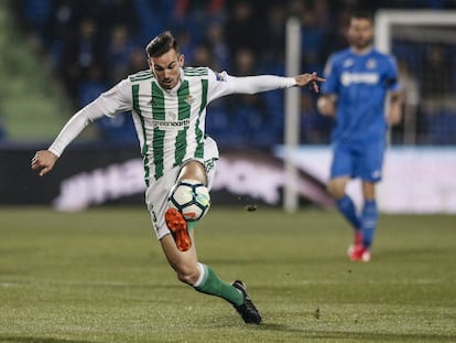 Fabián Ruiz controla el balón durante un Getafe-Betis.