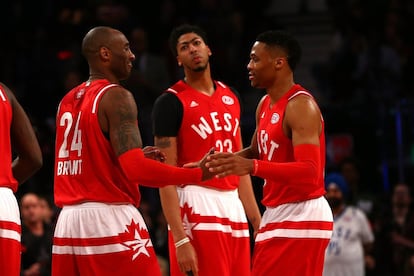 TORONTO, ON - FEBRUARY 14: Kobe Bryant #24 of the Los Angeles Lakers and the Western Conference reacts with teammate Russell Westbrook #0 of the Oklahoma City Thunder late in the fourth quarter against the Eastern Conference during the NBA All-Star Game 2016 at the Air Canada Centre on February 14, 2016 in Toronto, Ontario. NOTE TO USER: User expressly acknowledges and agrees that, by downloading and/or using this Photograph, user is consenting to the terms and conditions of the Getty Images License Agreement.   Elsa/Getty Images/AFP
== FOR NEWSPAPERS, INTERNET, TELCOS & TELEVISION USE ONLY ==