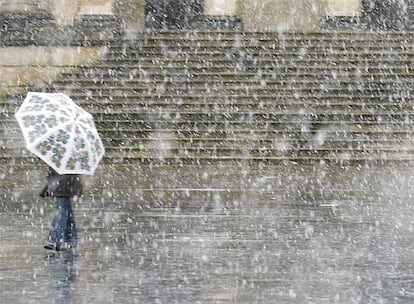 La nieve y los vientos azotan el norte de la Península. La situación más grave se registra en Navarra y en las provincias de Álava y Huesca. Hay numerosos puertos de montaña cerrados, tramos de vía férrea interrumpidos y vuelos cancelados entre Pamplona y Madrid. En la imagen, una mujer se portege de la ventisca en Vitoria.