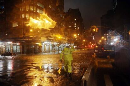 El agua inunda las calles de Manhattan (Nueva York) por la llegada del huracán Sandy.