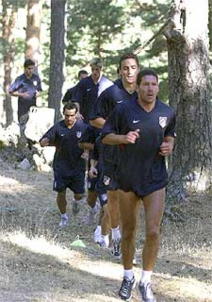 Simeone, en primer plano, en el entrenamiento por el monte, ayer.