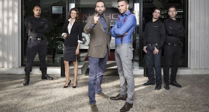 Los dueños y los empleados de la casa de empeños Pawn Shop en Madrid.