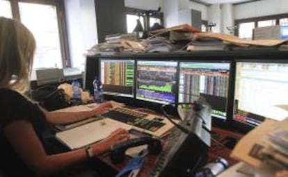 En la imagen, operadores de bolsa en un banco de Miln, Italia. EFE/Archivo