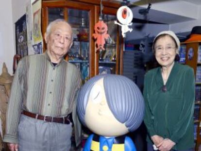 Mizuki y su esposa, Nunoe Mura, junto a una de sus creaciones de cómic.