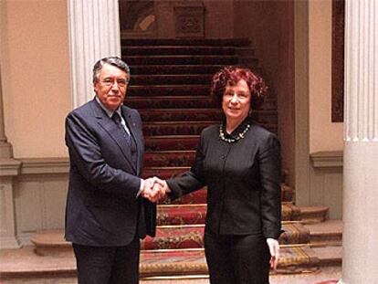 Ana Palacio y Mohamed Benaissa, ayer en el palacio de Viana de Madrid.