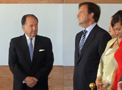 El director del CNI, Félix Sanz (a la izquierda), en su toma de posesión junto al dimitido Alberto Saiz.