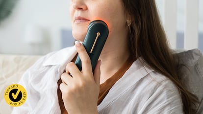 Artículo de EL PAÍS Escaparate sobre dispositivos de radiofrecuencia facial.