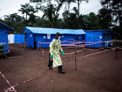 Un trabajador de la salud en junio de 2017 en Muma (RDC), tras la confirmación de un caso de ébola.