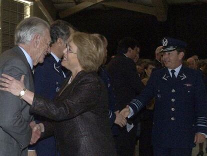La entonces presidenta Bachelet se reencuentra con Fernando Matthei en 2009.