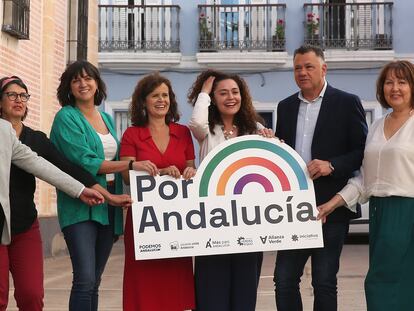 Representantes de las formaciones coaligadas en Por Andalucía, ayer en Sevilla. Desde la izquierda, Ernesto Alba, de IU; Carmen Molina, de Alianza Verde; Mar González, de Verdes Equo Andalucía; Esperanza Gómez, de Más País Andalucía; Inmaculada Nieto, de IU; Juan Antonio Delgado, de Podemos Andalucía, y María José Torres, de Iniciativa del Pueblo Andaluz.