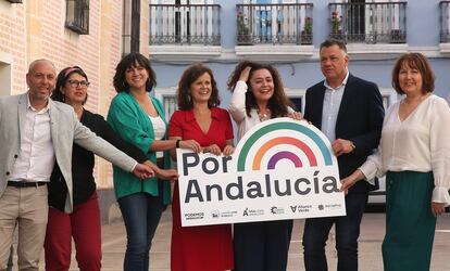 Representantes de las formaciones coaligadas en Por Andalucía, ayer en Sevilla. Desde la izquierda, Ernesto Alba, de IU; Carmen Molina, de Alianza Verde; Mar González, de Verdes Equo Andalucía; Esperanza Gómez, de Más País Andalucía; Inmaculada Nieto, de IU; Juan Antonio Delgado, de Podemos Andalucía, y María José Torres, de Iniciativa del Pueblo Andaluz.