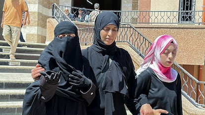 La pediatra palestina Alaa Al-Najjar (izq.), QUE perdió a nueve de sus hijos en un ataque israelí, según médicos, en el hospital Nasser en Khan Younis, en Gaza, este 25 de mayo de 2025.
