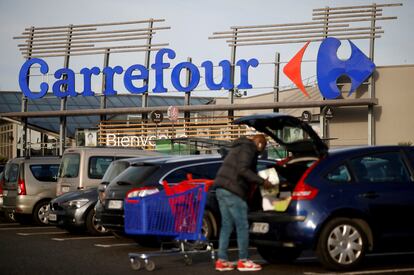 Un hombre llena el maletero de su coche después de comprar en un hipermercado en Nantes (Francia).