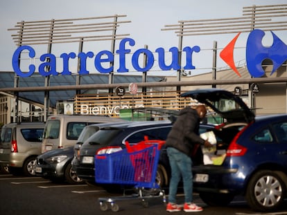 Un hombre llena el maletero de su coche después de comprar en un hipermercado en Nantes (Francia).