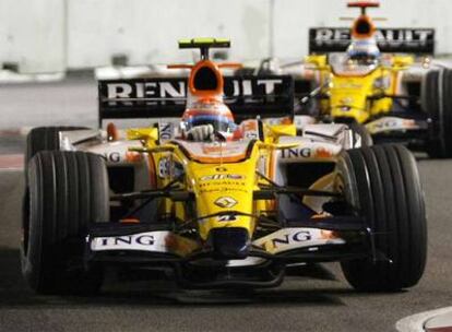 Nelsinho Piquet (en primer término) y Fernando Alonso, en los entrenamientos del GP de Singapur.