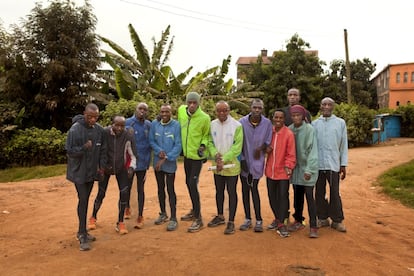 Henry Wanyoike junto a los atletas discapacitados de su región, un grupo mixto formado por personas de diferentes edades desde los 19 hasta los 63 años.