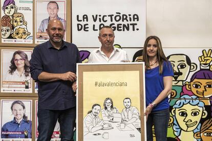 Ricardo Sixto, Joan Baldov&iacute; y &Agrave;ngela Ballester presentan el cartel realizado por Paco Roca.