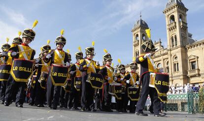 Miles de niños y adultos donostiarras celebran el día de San Sebastián, el patrón de la capital guipuzcoana, al ritmo de los tambores y barriles de la tamborrada infantil y de las 140 compañías de mayores, que llevarán la música a todos los rincones de la ciudad.