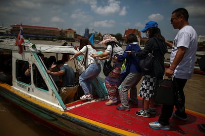 Turistas chinos embarcan en un bote en el río Chao Phraya de Bangkok (Tailandia). 