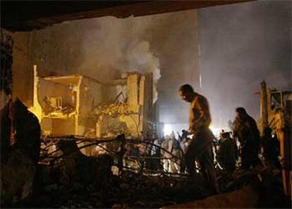 Equipos de rescate trabajan en las ruinas de un hotel del centro de Bagdad destruido, ayer, por un coche bomba.