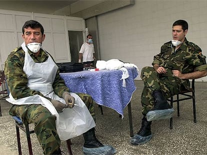 Dos médicos militares españoles, en la morgue improvisada en la localidad de Maçka.