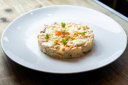 Uno de los platos más demandados es el arroz de marisco con carabinero, que sirven en paella (14 euros por persona). Tampoco faltan un plato de cuchara del día, la tortilla de merluza de pincho (12 euros), un steak tartar de solomillo (16 euros) una chuleta de vaca (32 euros el kilo) o los clásicos callos a la madrileña (14 euros). De postre, una clásica torrija. Correcta la carta de vinos, y el servicio en sala es un poco lento. Ojalá más cocineros apostaran por el noble oficio de dar de comer a diario.