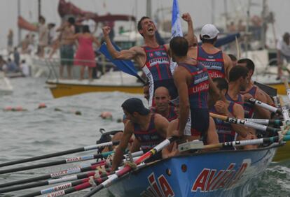 Gorka Aramberri, patrón de Urdaibai, celebra la victoria con el resto de la tripulación.