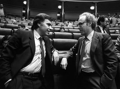 El expresidente del Gobierno, Felipe González, y el exministro de Economía, Miguel Boyer, durante el debate a las enmiendas a la totalidad de los presupuestos generales del Estado para 1983.