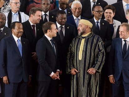El presidente francés, Emmanuel Macron, charla con el rey Mohammed VI, en primera fila. Arriba a la izquierda, el presidente de la RASD, Brahim Gali, en la quinta cumbre de la UE y la Unión Africana, en Abiyán (Costa de Marfil) en noviembre de 2017.