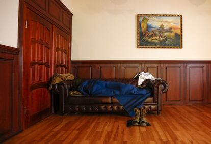 Un militante prorruso duerme en el sillón de una de las salas de la oficina de seguridad estatal SBU en Lugansk, en el este de Ucrania. 10 de abril 2014.