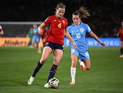 Irene Paredes y Ella Toone en un momento de la final del mundial de fútbol.