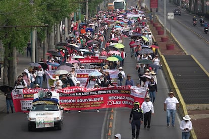 Integrantes de la Coordinadora Nacional de Trabajadores de la Educación protestan a las afueras del Aeropuerto Internacional de la Ciudad de México.