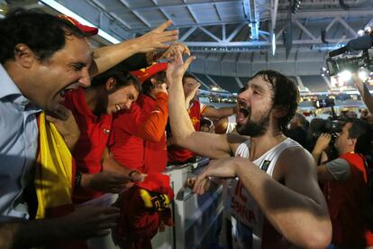 Sergio Llull celebra la victoria con la afición presente en Lille.