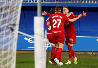 Kike Barja (derecha) celebra con sus compañeros su gol en el Alavés-Osasuna, disputado este sábado en Mendizorroza.