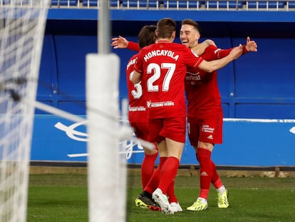 Kike Barja (derecha) celebra con sus compañeros su gol en el Alavés-Osasuna, disputado este sábado en Mendizorroza.