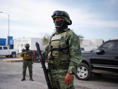 Soldados hacen guardia afuera de la fiscalía y las instalaciones de los Servicios Médicos Forenses, en Matamoros, Estado de Tamaulipas (México), el 7 de marzo.
