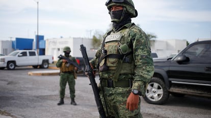 Elementos del Ejército hacen guardia afuera de las instalaciones forenses de Matamoros (México), el pasado 7 de marzo.