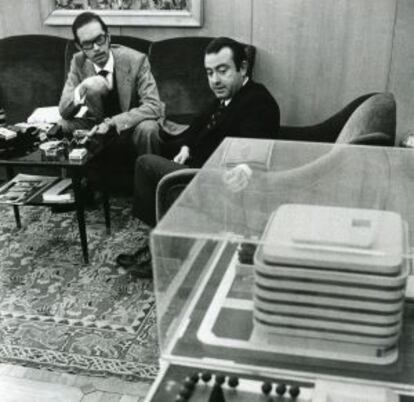 Cruz Martínez Esteruelas, entonces director de la Fundación, enseña a un periodista en 1973, la maqueta del nuevo edificio de la Calle Castelló.
