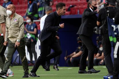 Diego Pablo Simeone corre hacia el vestuario tras la agónica victoria del Atlético contra Osasuna que permite a su equipo depender de sí mismo para ganar la Liga en la última jornada en la que visita al Valladolid.