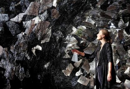 Una mujer visita la instalacin 'Palabras Perdidas', de la artista japonesa Chiharu Shiota, en el interior de la Iglesia de San Nicols de Berln, (Alemania).